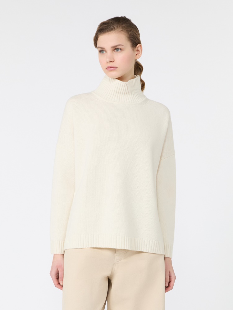 Свитер